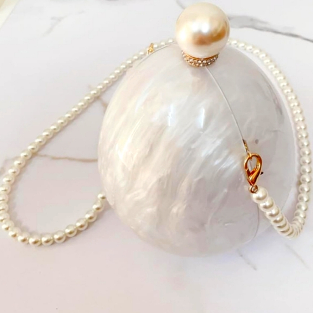 Trendy ostrich pearl bag with pearl and gold chanes, NIB